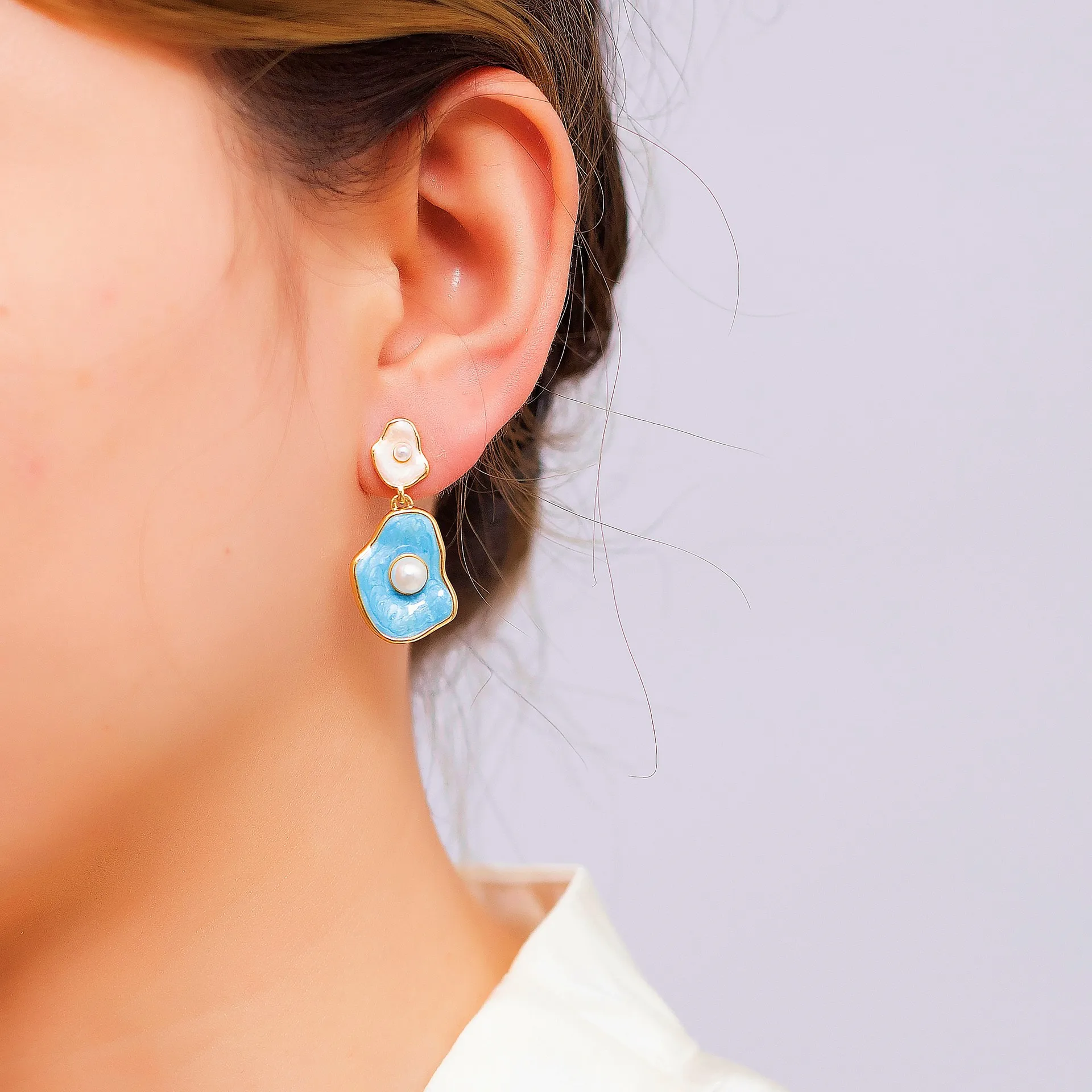 

Simple Designer Lotus Leaf Stud Earrings for Women Fashion Statement Metal Flower White Pearl Earrings Ladies Party Gift Jewelry