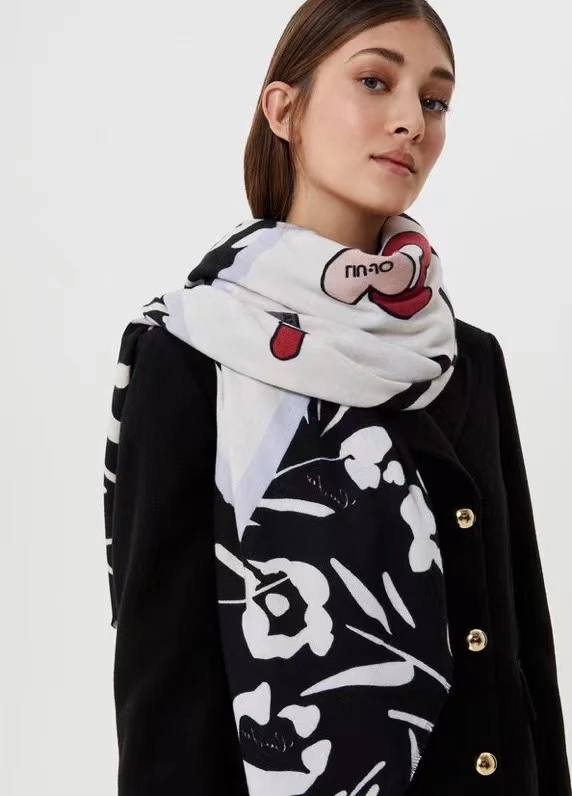 

Liu Jo New fashion New Large warm towel with floral print 2 color