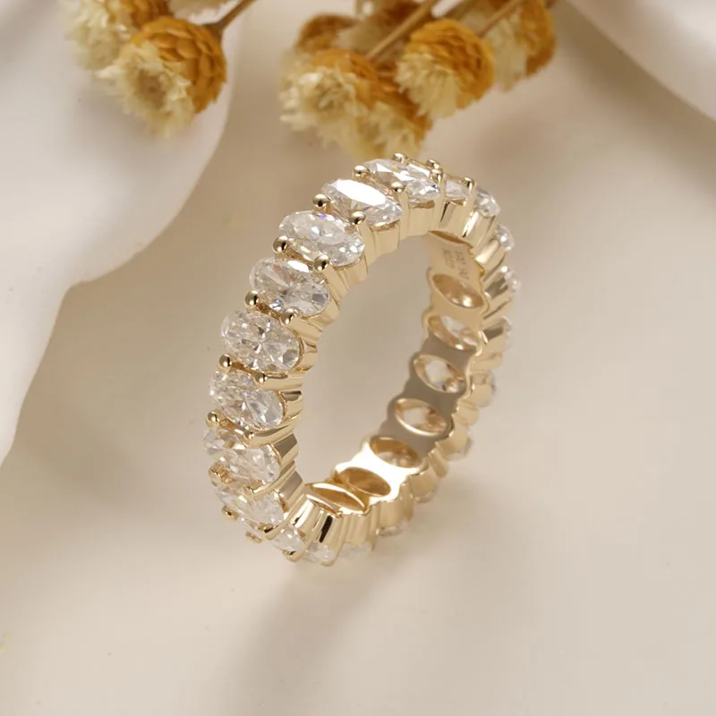 Обручальное кольцо с муассанитом желтое золото 585 пробы 3 Х5 мм