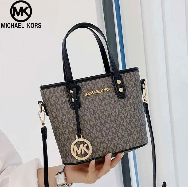Фото Новая легкая роскошная дорожная сумка Michael Kors Ole Jet Set 2026 из ПВХ с принтом и кожаными элементами, очень маленькая, женская, ручная/через плечо №2