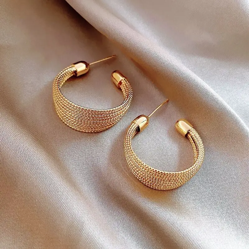 

Brushed circle metal earrings European and American C-shaped personality earrings women's retro earrings new trendy earrings