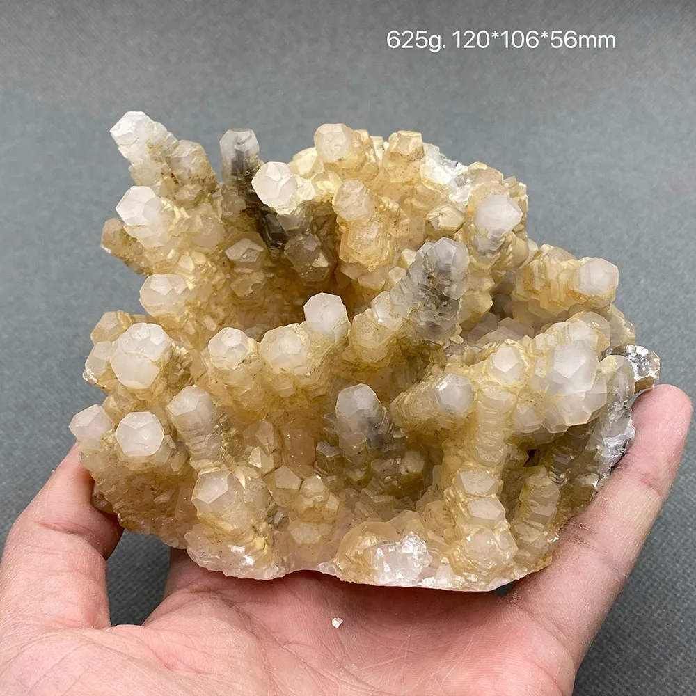 100% натуральный кальцит в форме башни (с флуоресценцией) черный образец