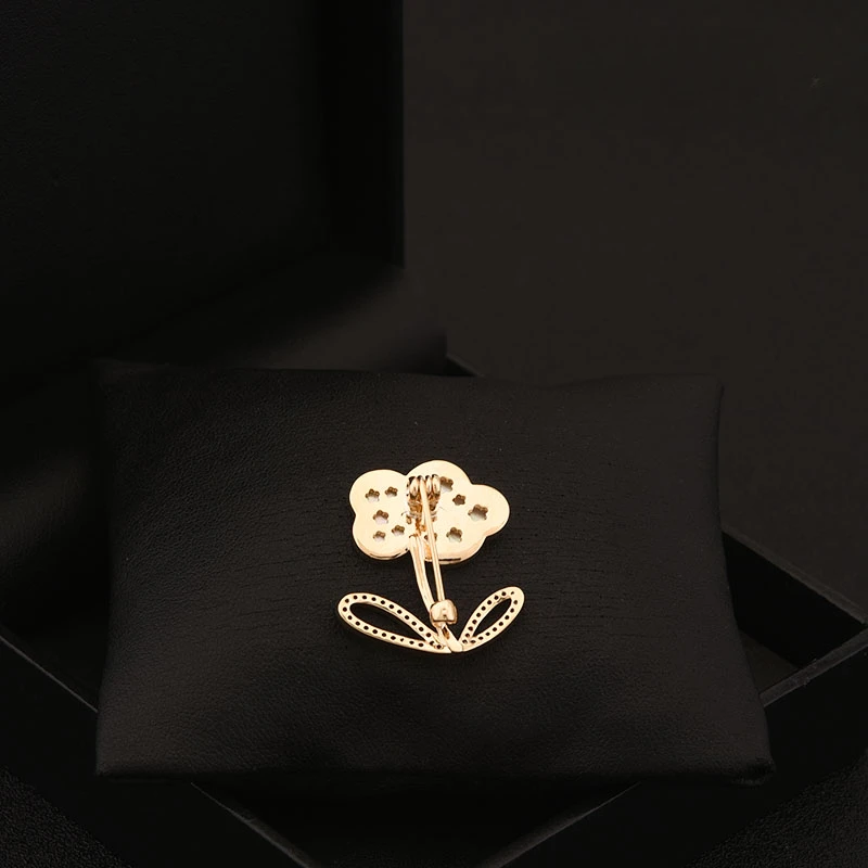 Natural Shell Cute Sunflower Brooch Women Shirt Suit Accessories Exquisite Niche Pin Neckline Buckle Fashion Jewelry Gifts 6005