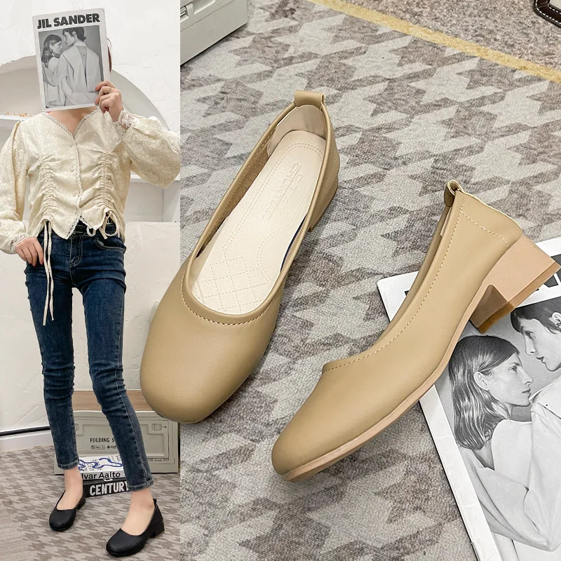 

Slim design of black color women's work leather painting media thick heel