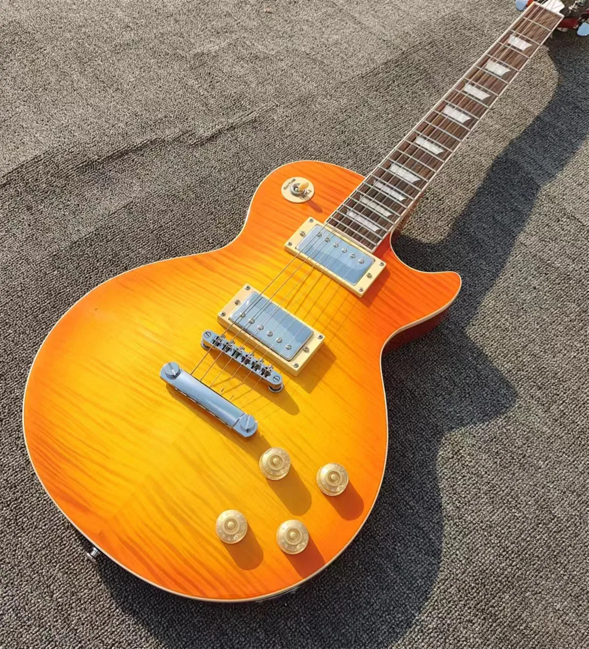 

Стандартная электрическая гитара, 1960s, градиент цвета меда, яркая фотография, красное дерево, искусственная кожа