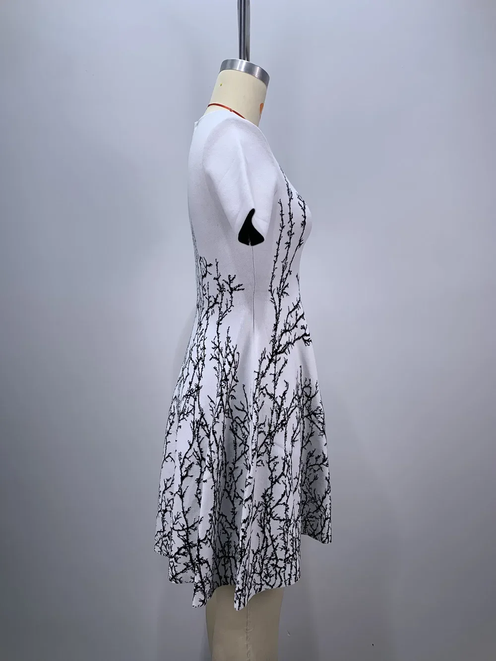 Новинка осени 2024 модное белое трикотажное платье с коротким рукавом и круглым