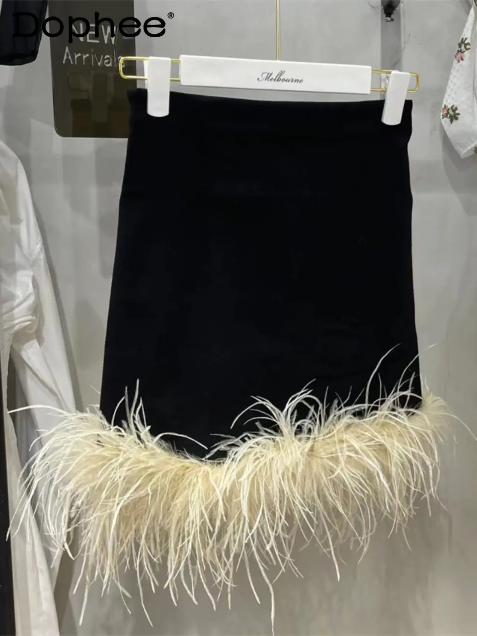 

2022 Autumn New Elegant Furry Stitching Hem Feather Design Socialite Slim Fit Hip Skirt for Women High Waist Short Black Skirt