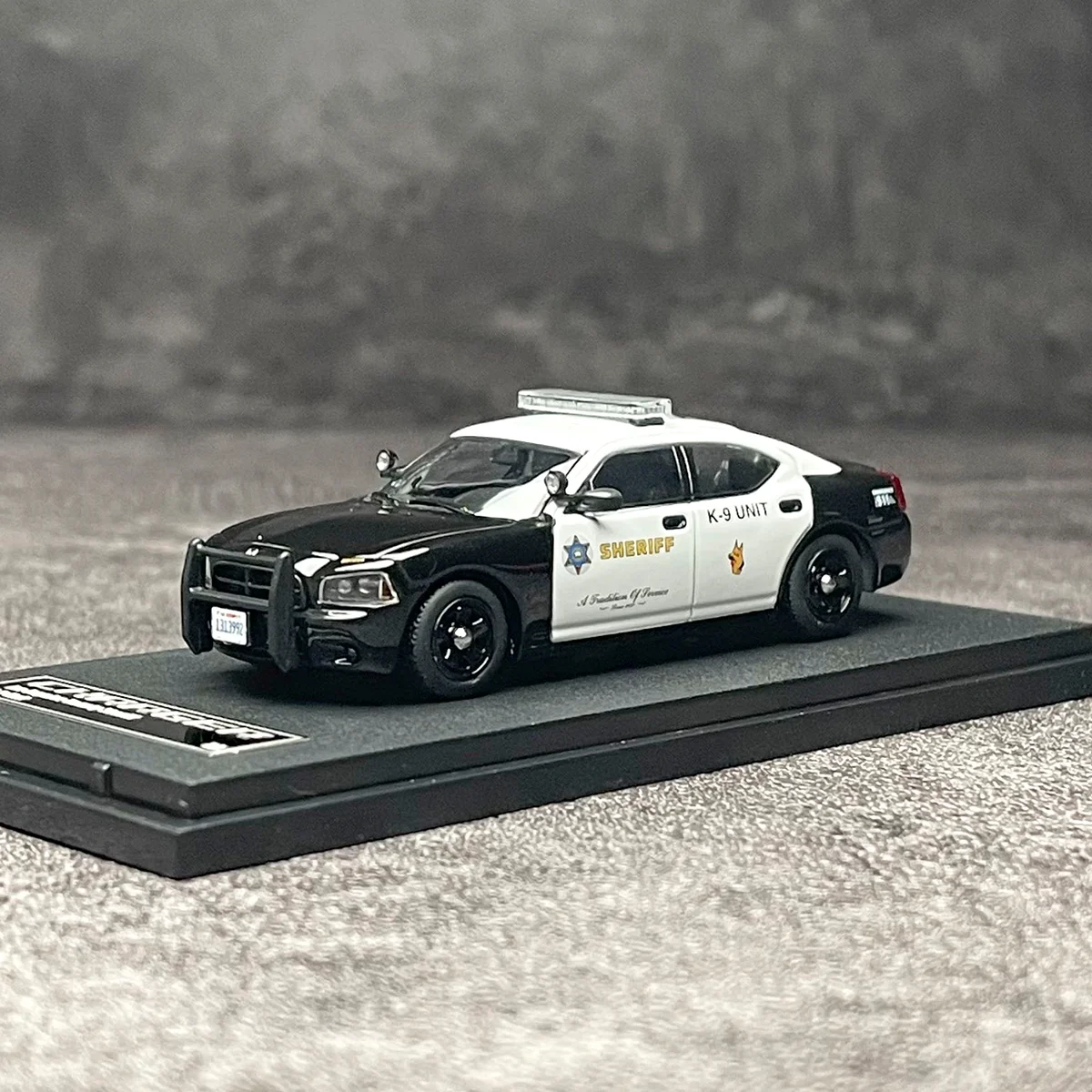 Фото Коллекционная модель полицейской машины Dodge Charger Sheriff из сплава, масштаб 1/64, набор из двух машинок, подарок для демонстрации №2