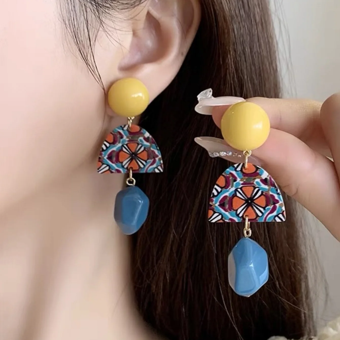 Пара простых синих ретро-сережек в стиле барокко