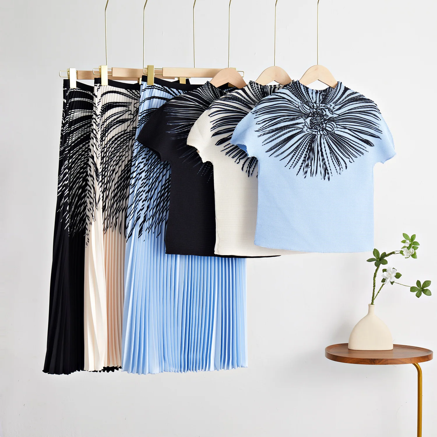 

Женский комплект из двух предметов: плиссированная юбка и футболка с принтом