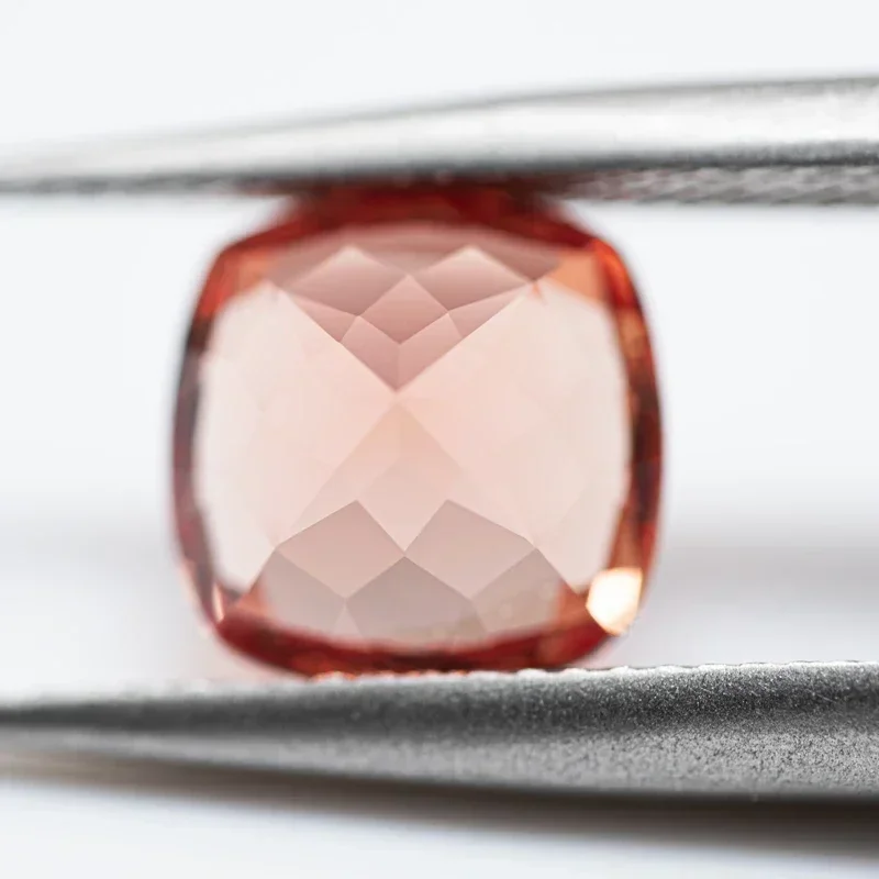 Выполненная в лаборатории сапфировая квадратная подушка оранжевого цвета VVS1