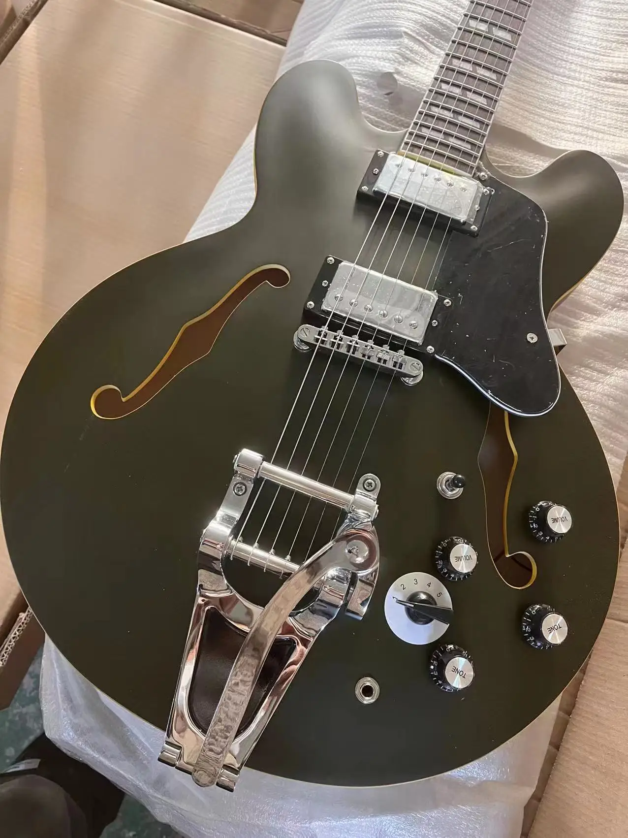 

Hand made Dark green Semi Hollow Body Electric Guitar 22 frets Chrome Hardware