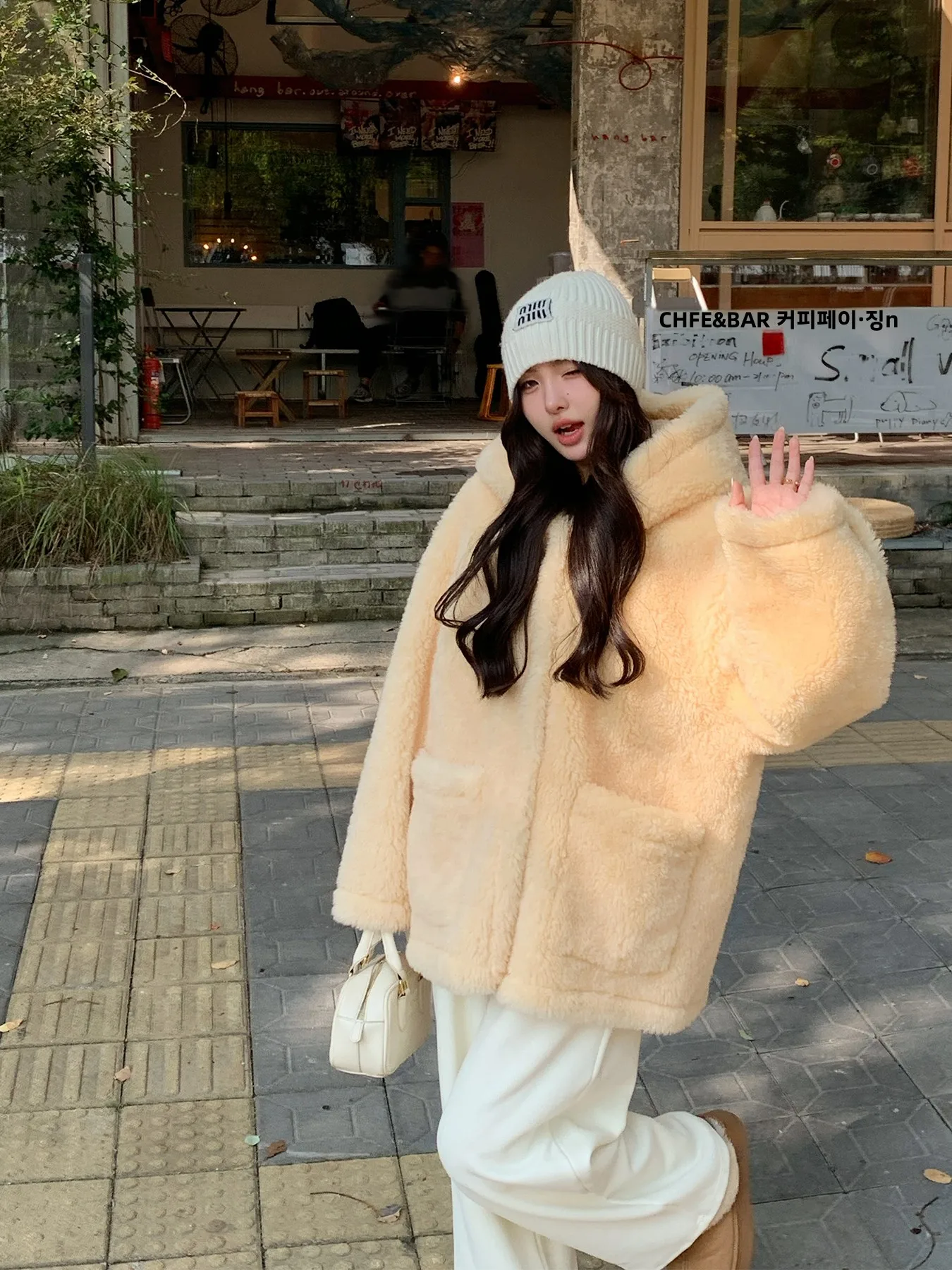 Callme Daisy пальто с капюшоном из меха ягненка белая куртка средней длины зима 2024