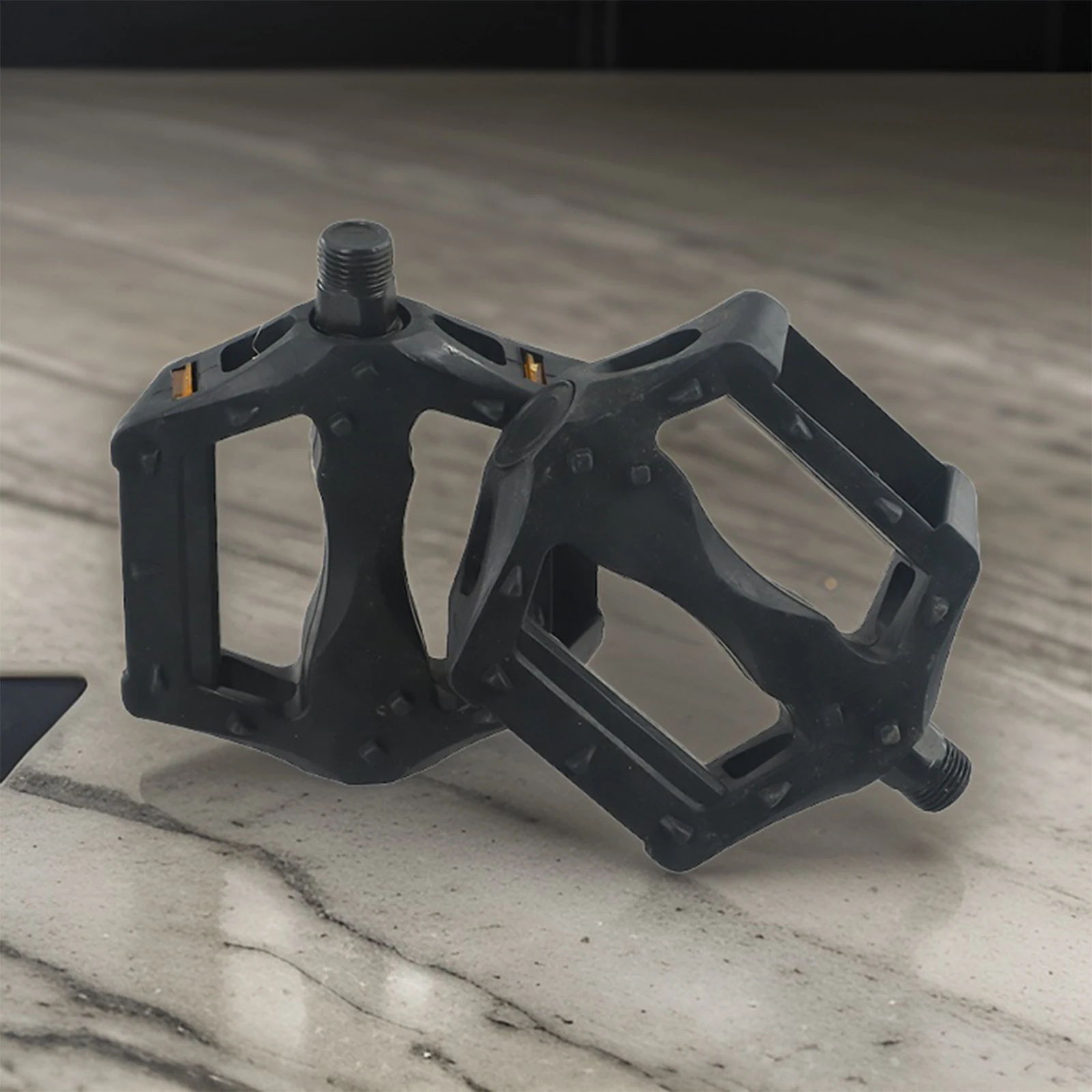 Упругие педали для шоссейных и горных велосипедов. Легкий гаечный ключ 15 мм.