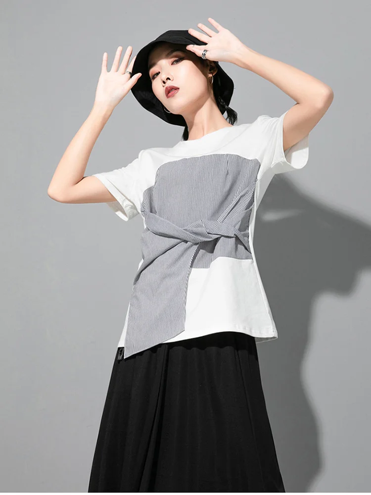 Женская Асимметричная футболка черная в полоску с узлом круглым вырезом и