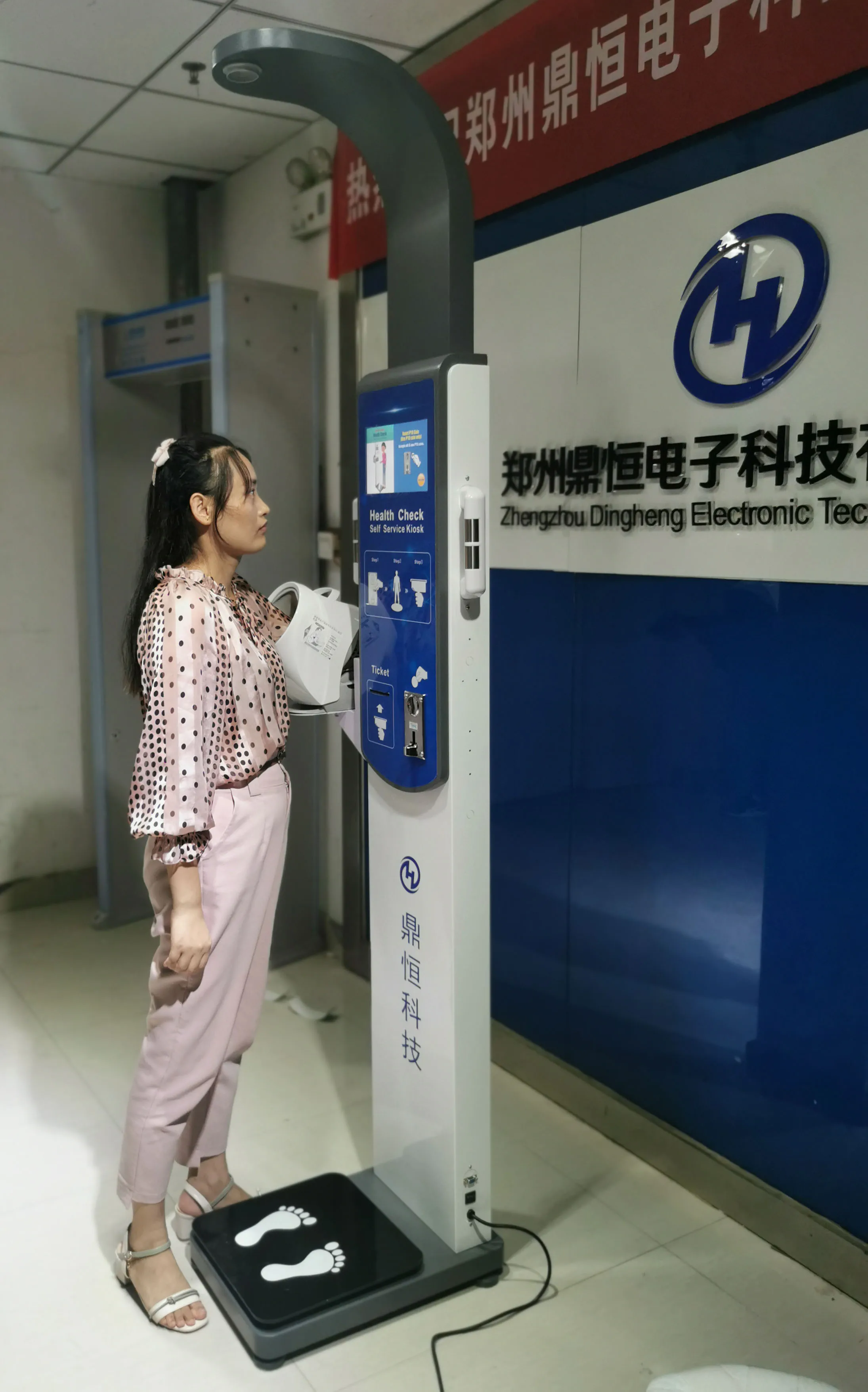 Ультразвуковое устройство с анализатором жира и шкалой b lood для тела