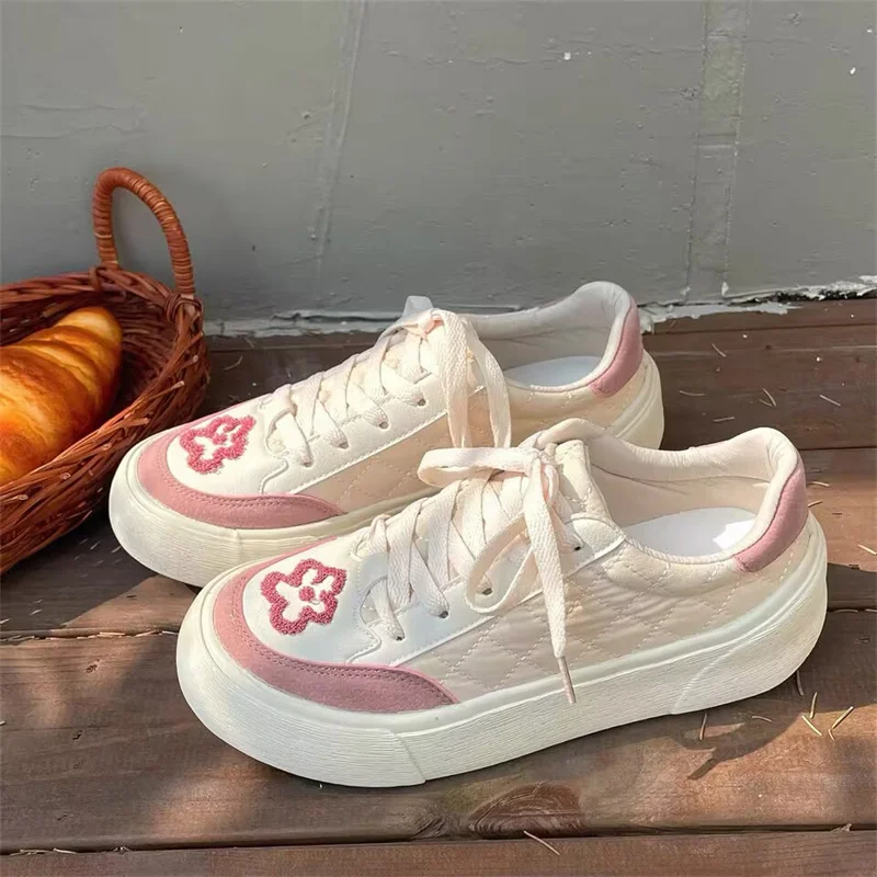 

Hand-made low-top canvas shoes with flower edging thick sole inside increase large size women 35-40
