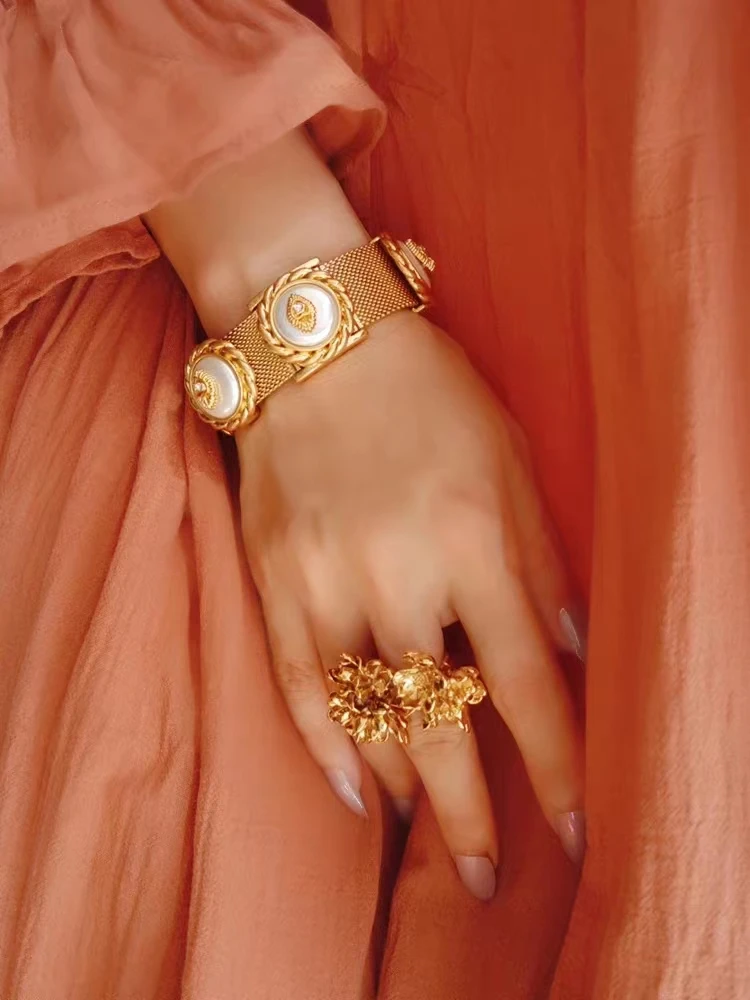 

Middle Gold Bracelet Vintage Gold-Plated Earring Set Senior Sense Fritillary Twist Edging Accessories