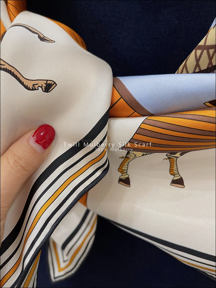 Рисунок 2 - Женский брендовый шелковый шарф с принтом лошадей