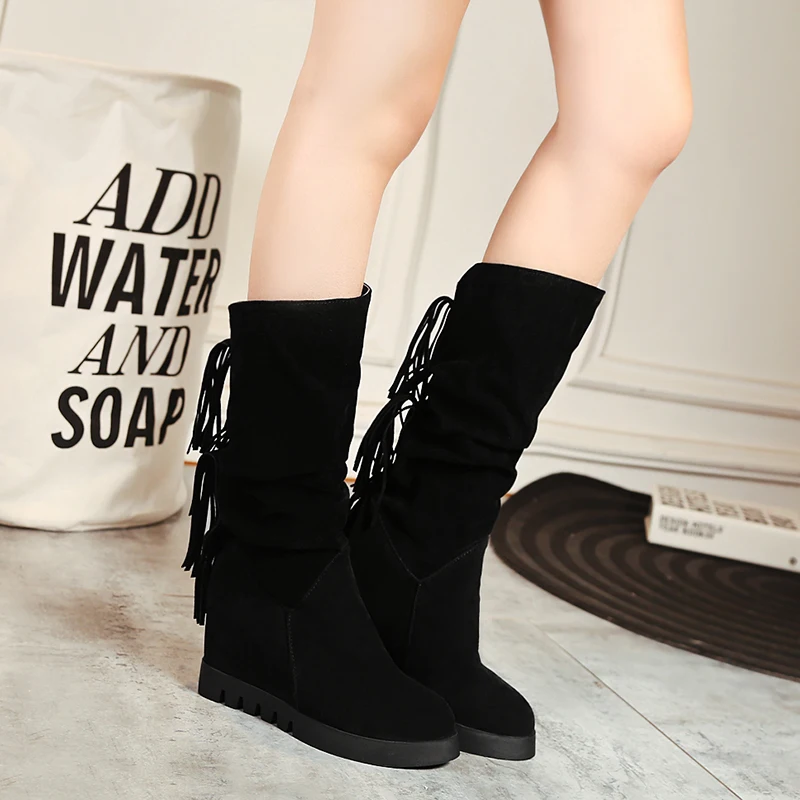 Матовые замшевые сапоги до середины икры на каблуке с кисточками и косым