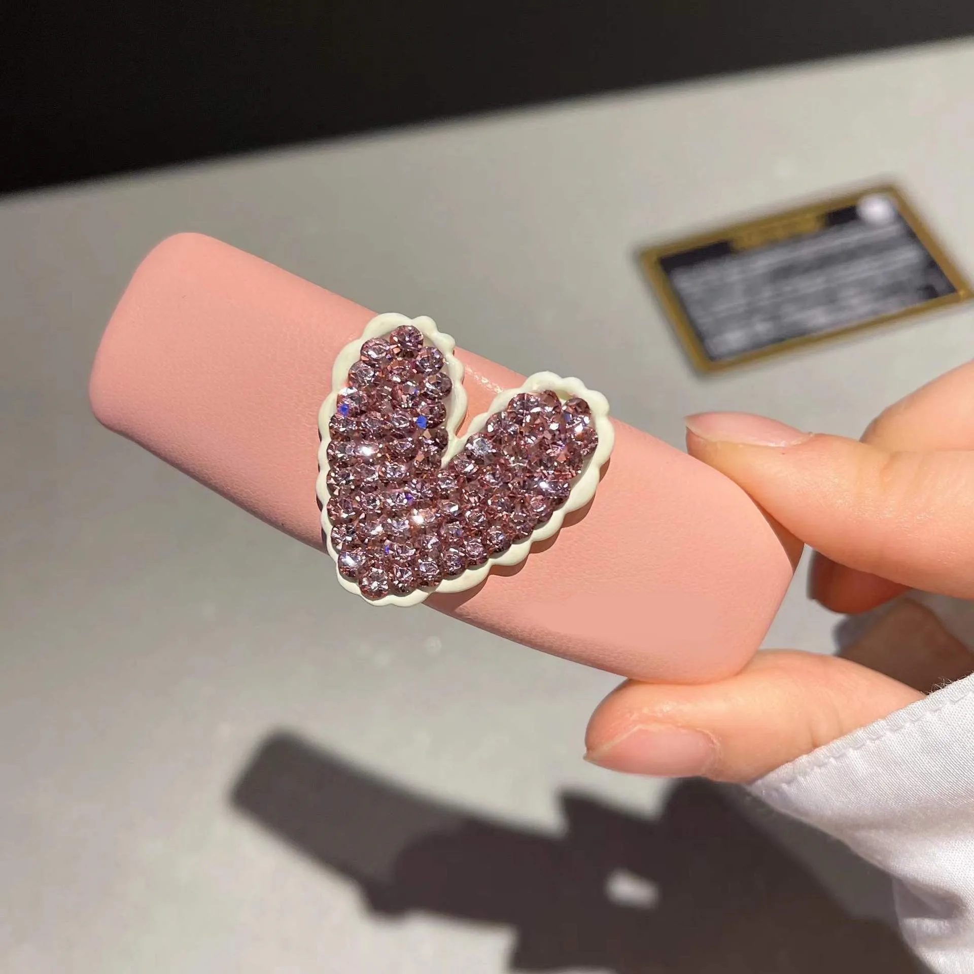 

Новинка 2022, модное кольцо для волос со смайликом, боковой зажим Love из искусственной кожи, металлический зажим BB, ручная работа, ювелирные изд...