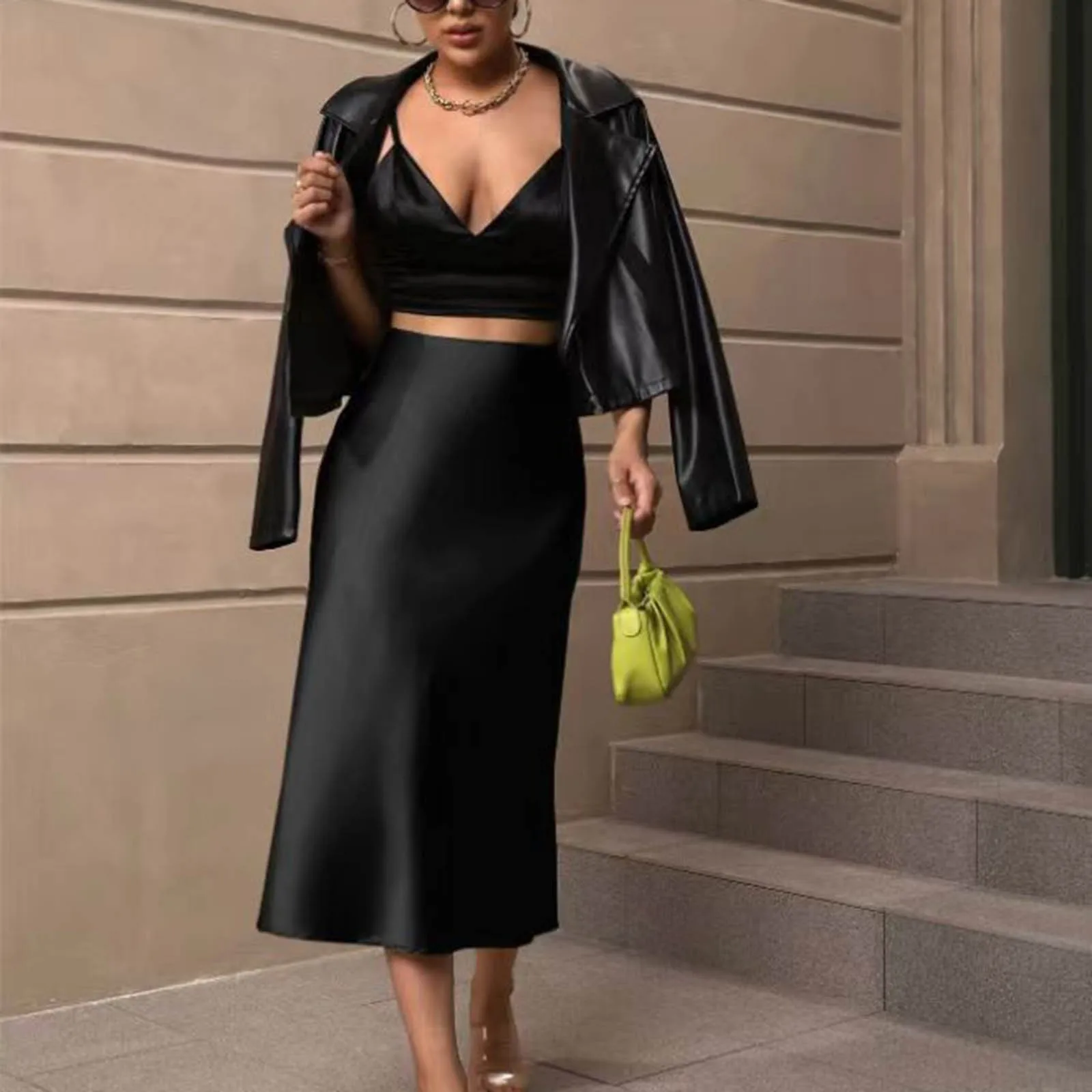 Атласная облегающая юбка средней длины