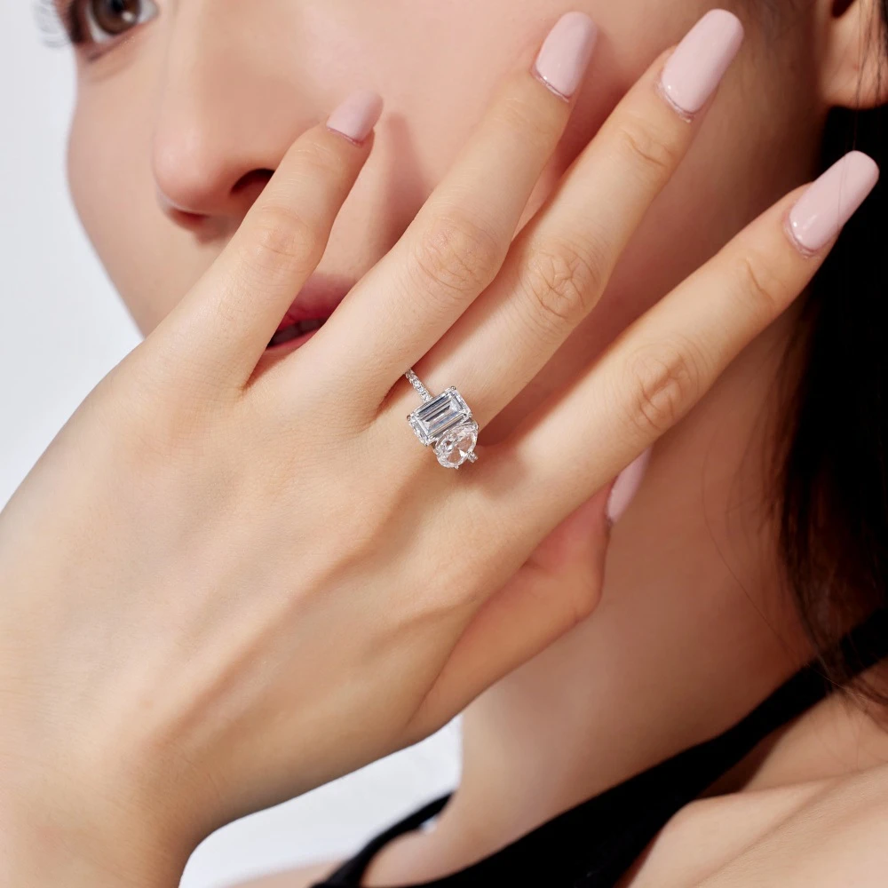 Женское кольцо из серебра 100% пробы с изумрудом