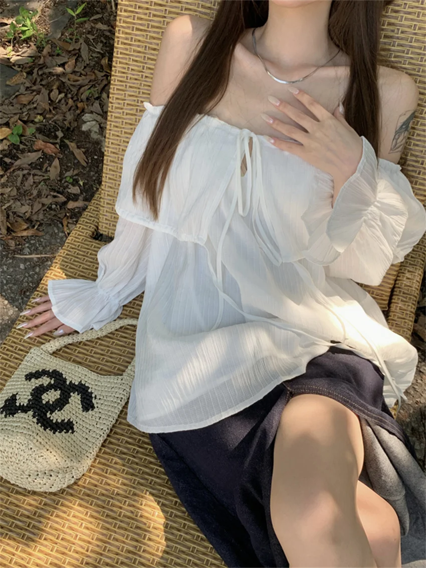 Женская блузка с вырезом лодочкой открытыми плечами и оборками