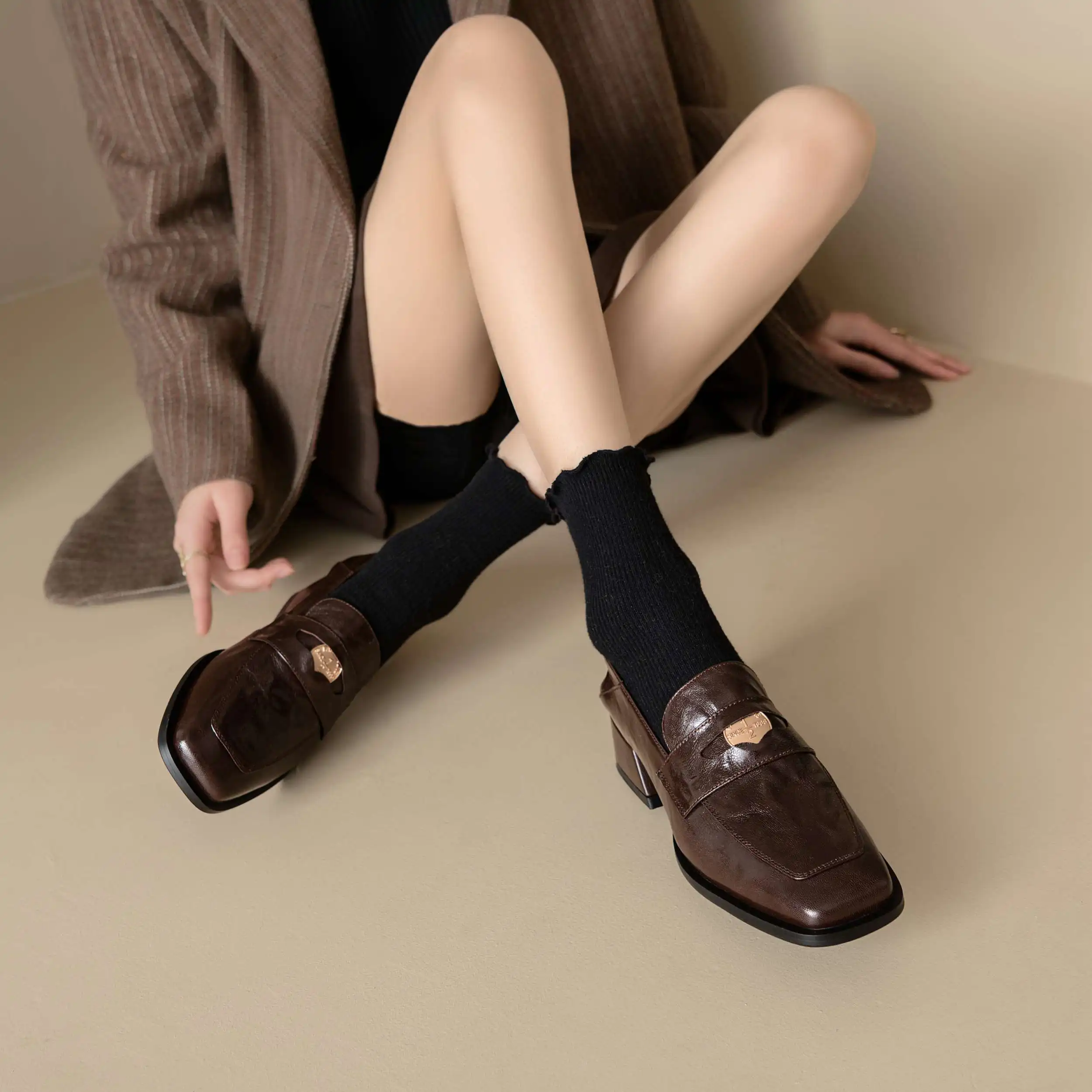 Популярные весенние туфли Vichelo из овечьей кожи без застежек на среднем каблуке