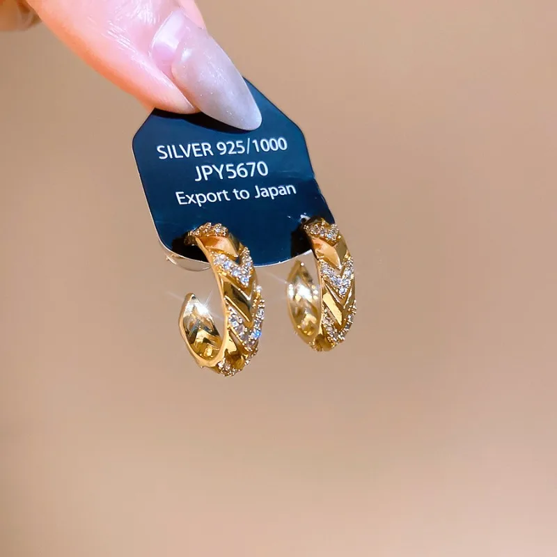 Фото Серьги-гвоздики Minar New Chic с блестящими кубическими циркониями для женщин, 14-каратное золото, серебряное покрытие, медь, офисные и деловые украшения №4