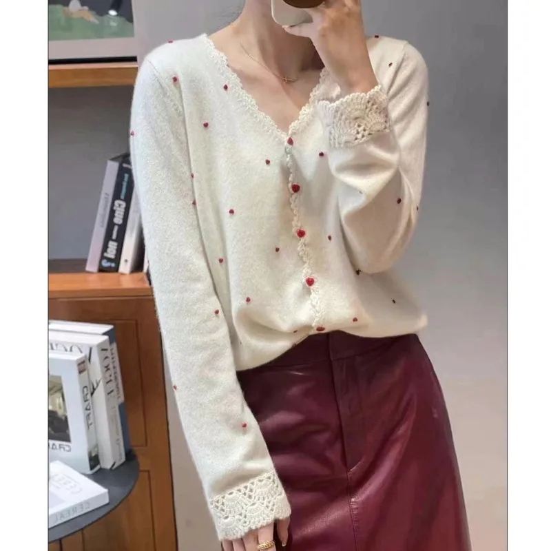 Элегантный повседневный белый вязаный кардиган с пуговицами в форме сердца для