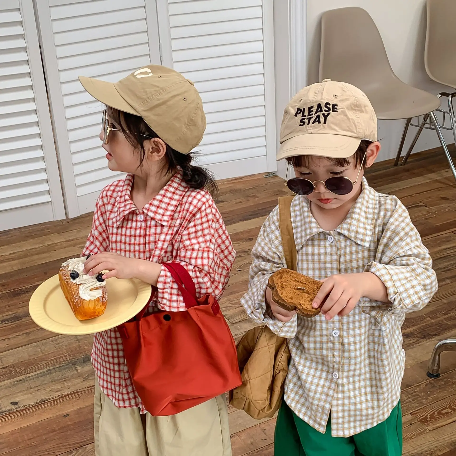 

Детская Весенняя модная клетчатая рубашка, универсальная блузка с напуском для маленьких девочек, свободное тонкое пальто с отложным ворот...