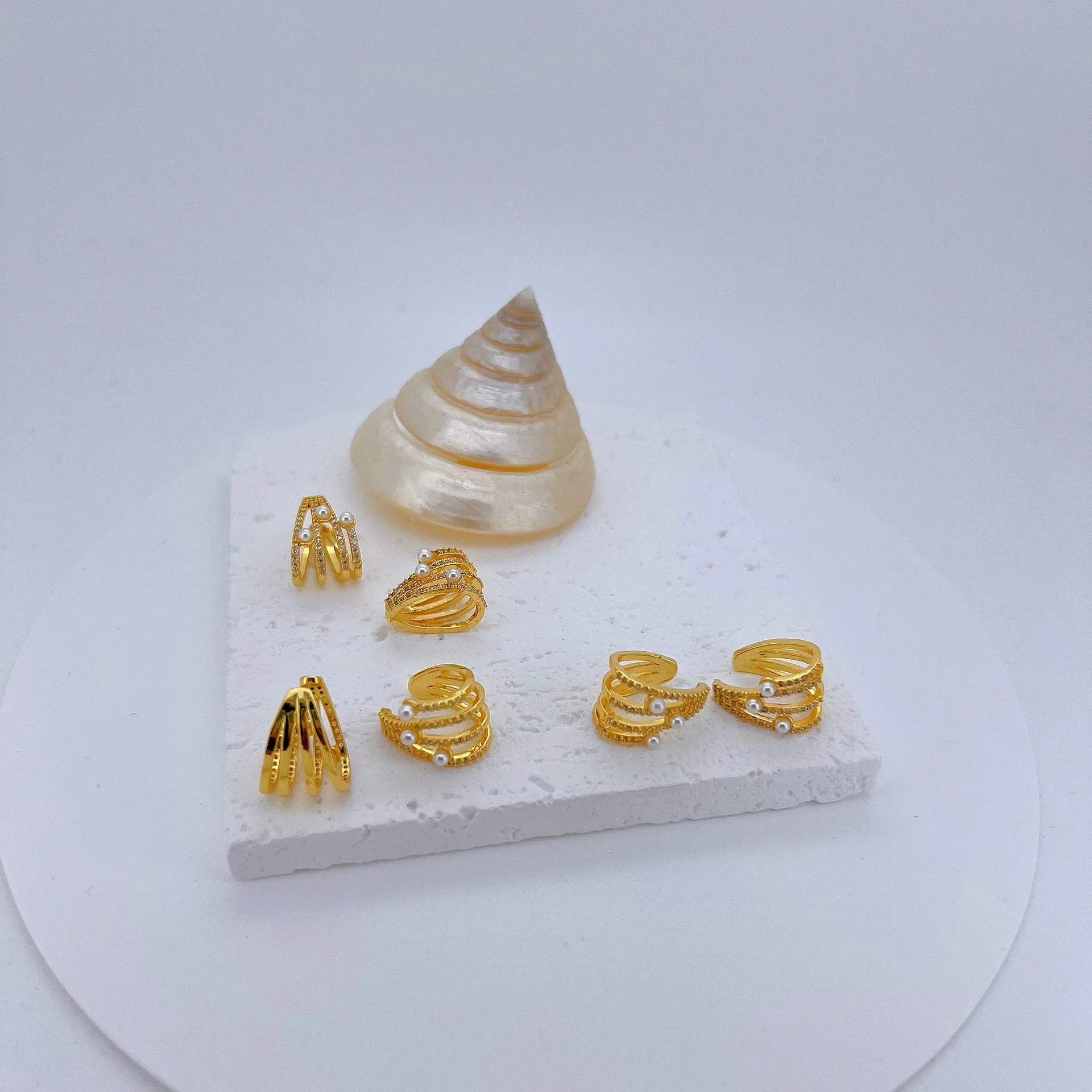 Элегантные серьги-клипсы с медным жемчугом и инкрустацией из циркония для женщин