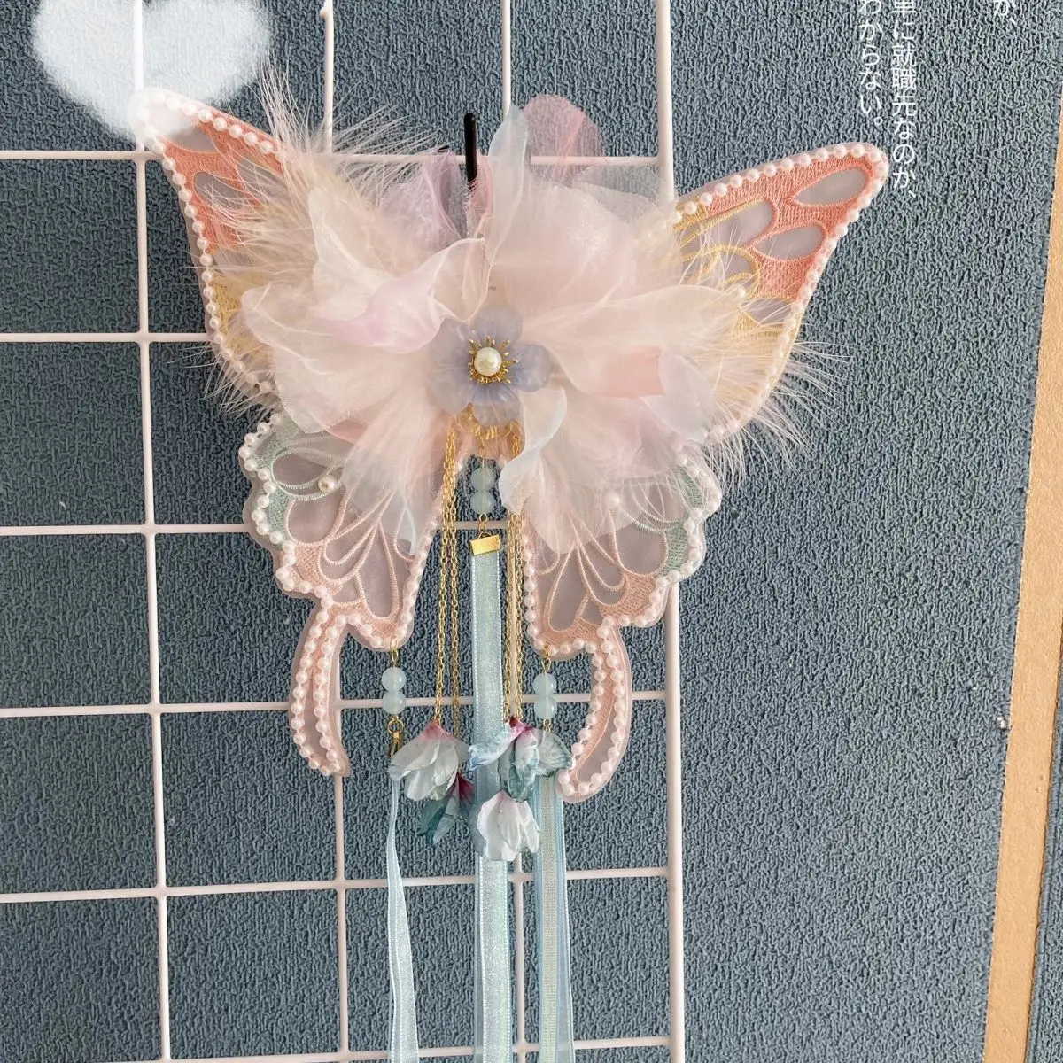 

Женская вышитая бабочка с цветочным оформлением