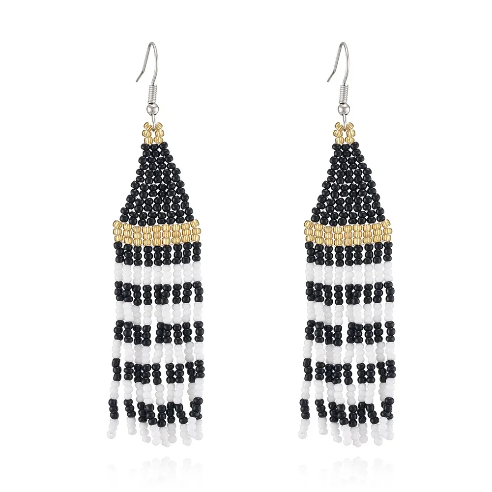 Серьги из рисовых бусин с кисточками черно-белые полоски оригинальный дизайн