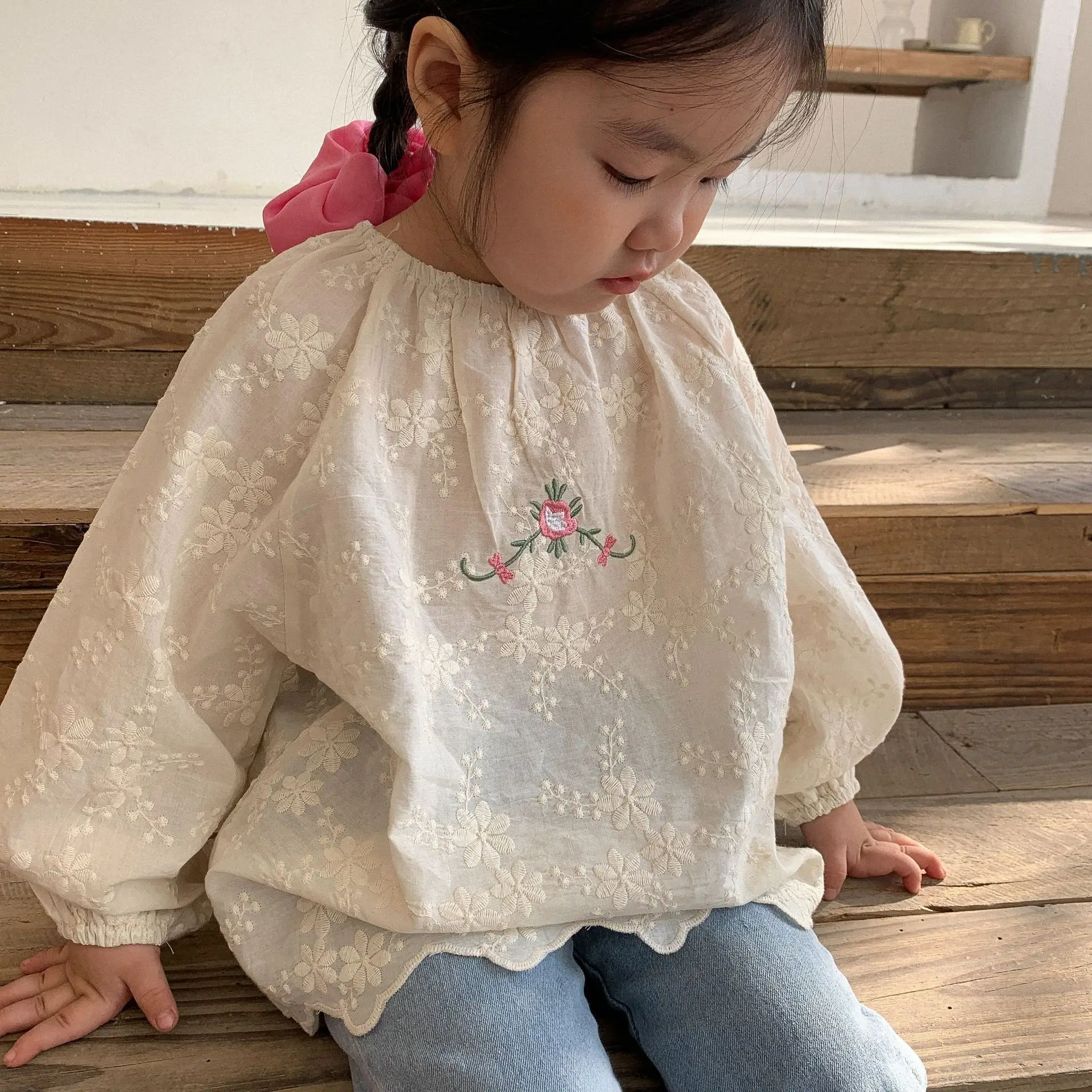 

Корейские блузки для маленьких принцесс Jonmi 2023, кружевные милые детские топы, рубашки с вышивкой в виде оленя, с пышными рукавами, весенние ц...