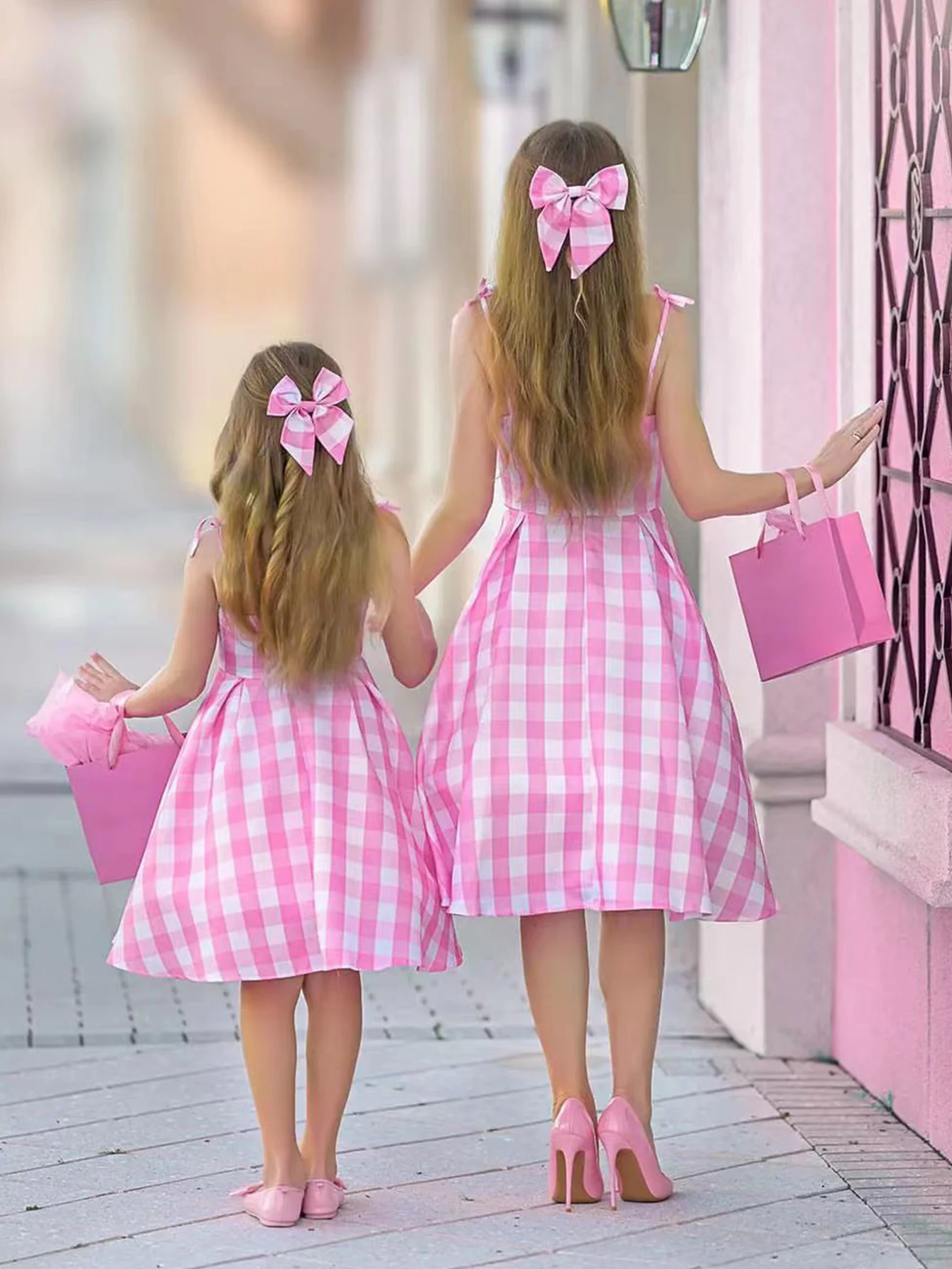 Платье в клетку для девочек с розой и аксессуарами включает себя головные уборы