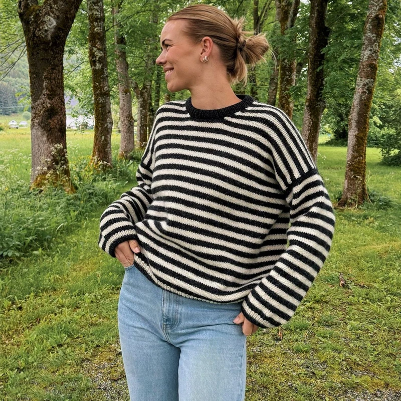 Женский трикотажный свитер с круглым вырезом