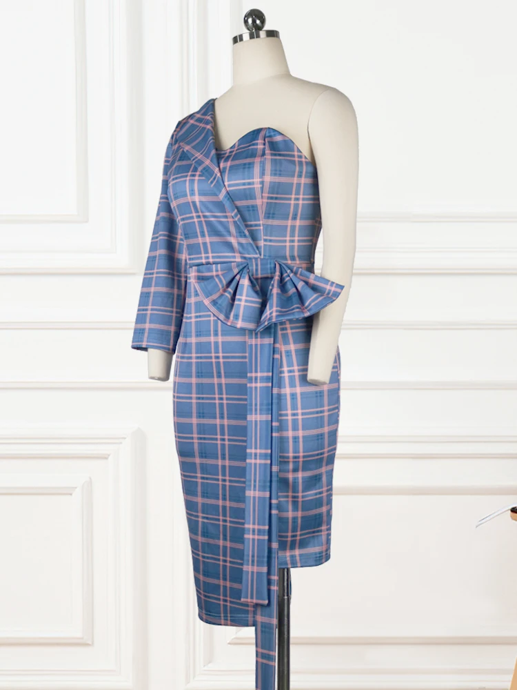 Платье женское клетчатое с баской асимметричным рукавом на одно плечо в