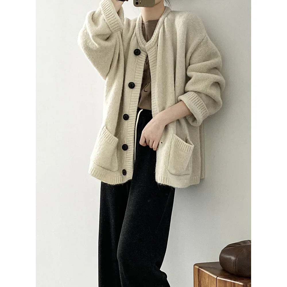 Женский осенне-зимний свитер с круглым вырезом и одной пуговицей вязаный толстый