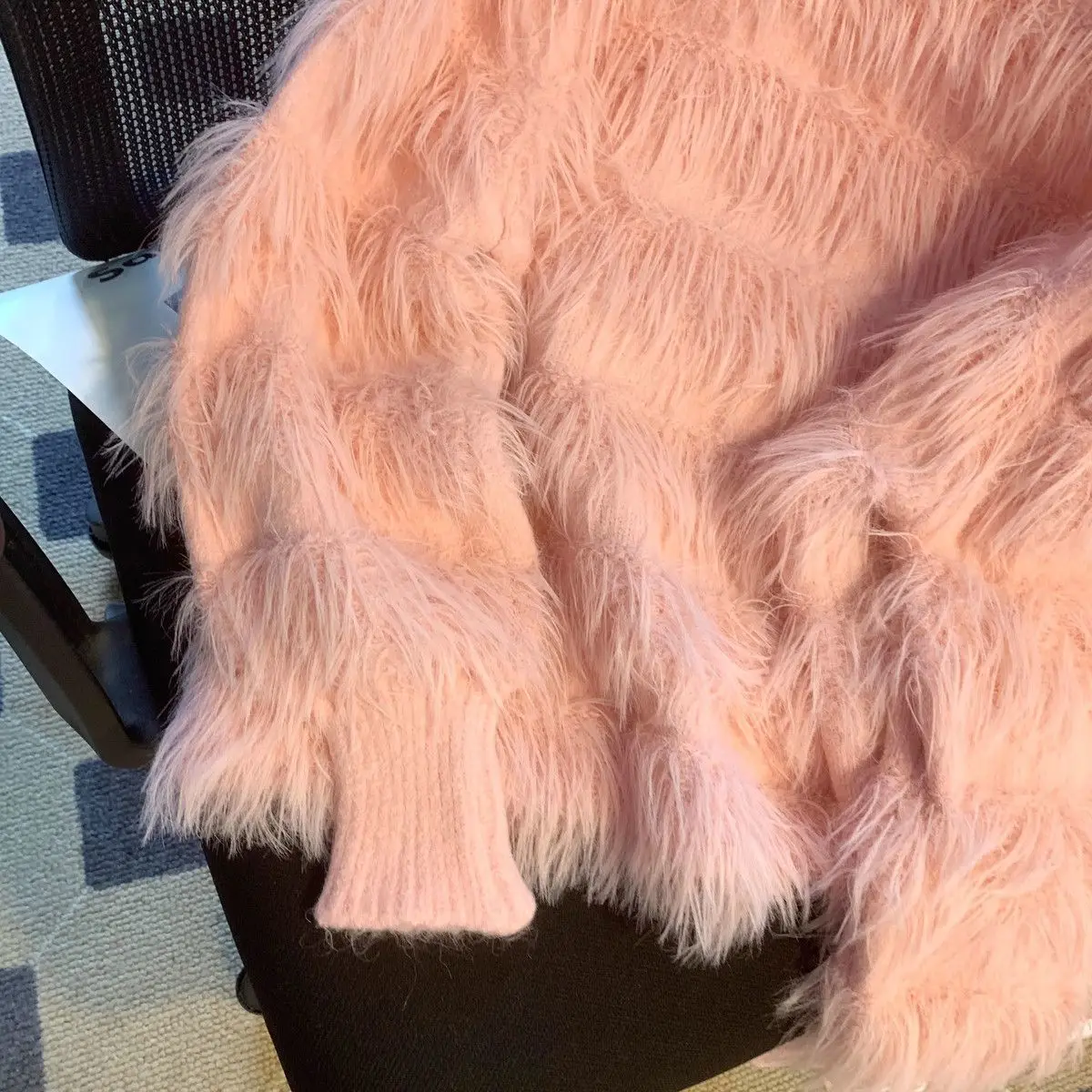 Популярная в этом году тенденция — это супер-фейный свитер с рукавами-фонариками