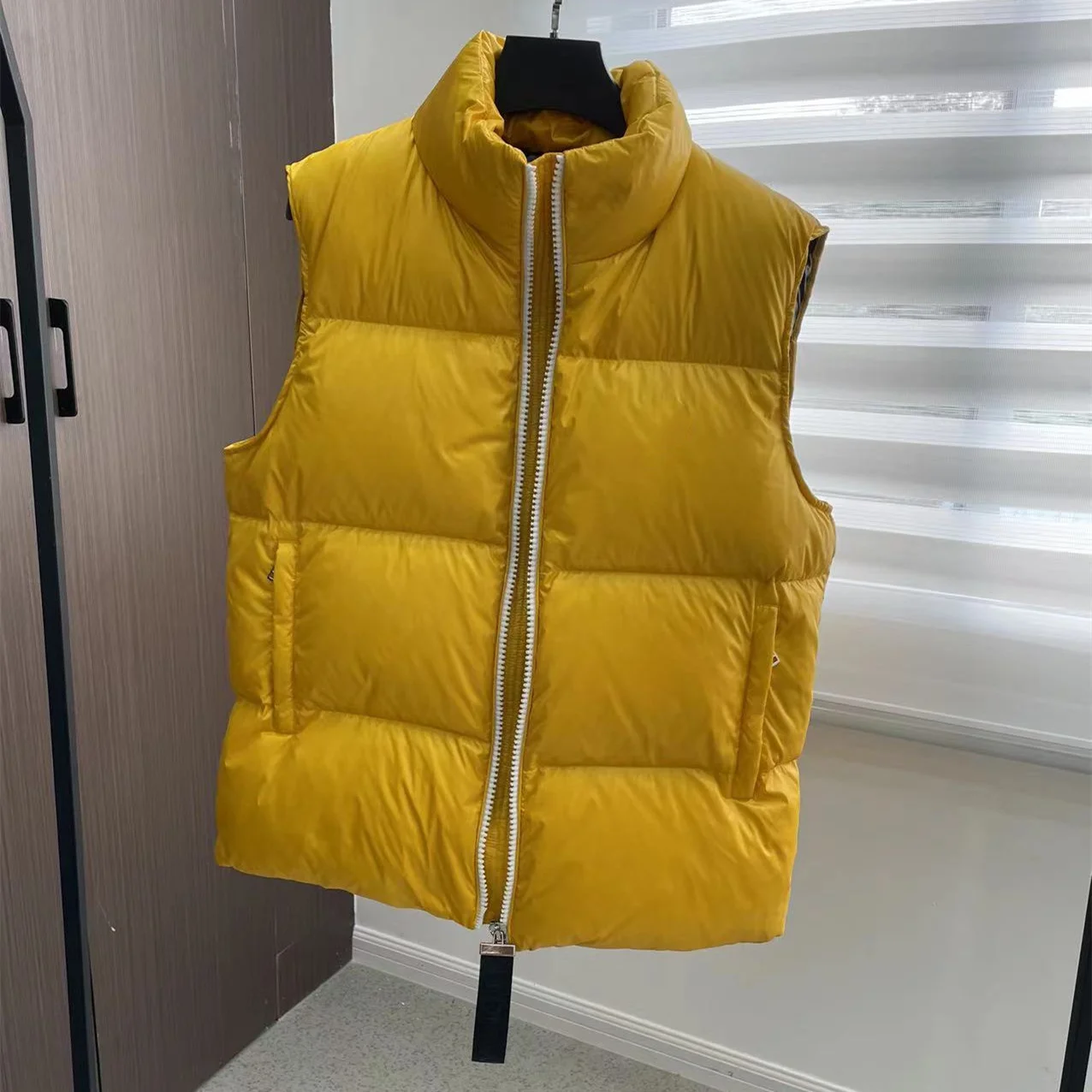 

Мужской теплый жилет на белом утином пуху с воротником-стойкой