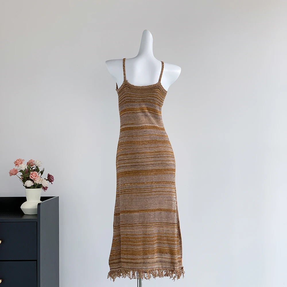 Вязаное длинное платье в полоску с кисточками женское макси на подтяжках