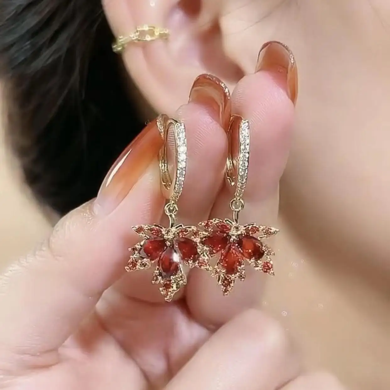 

Fashion Woman Red Zircon Maple Leaf Gold Colour Hoop Earrings for Women Personality Earring Wedding Jewelry Gift Pendiente mujer