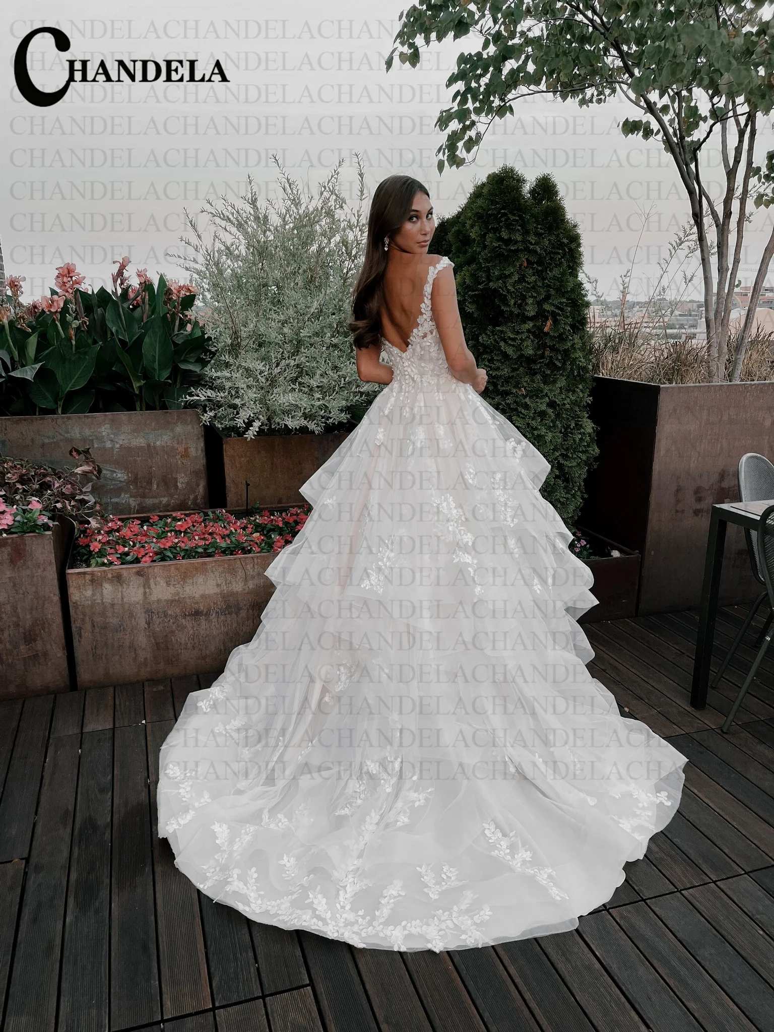 Рисунок 2 - Женское платье с v-образным вырезом