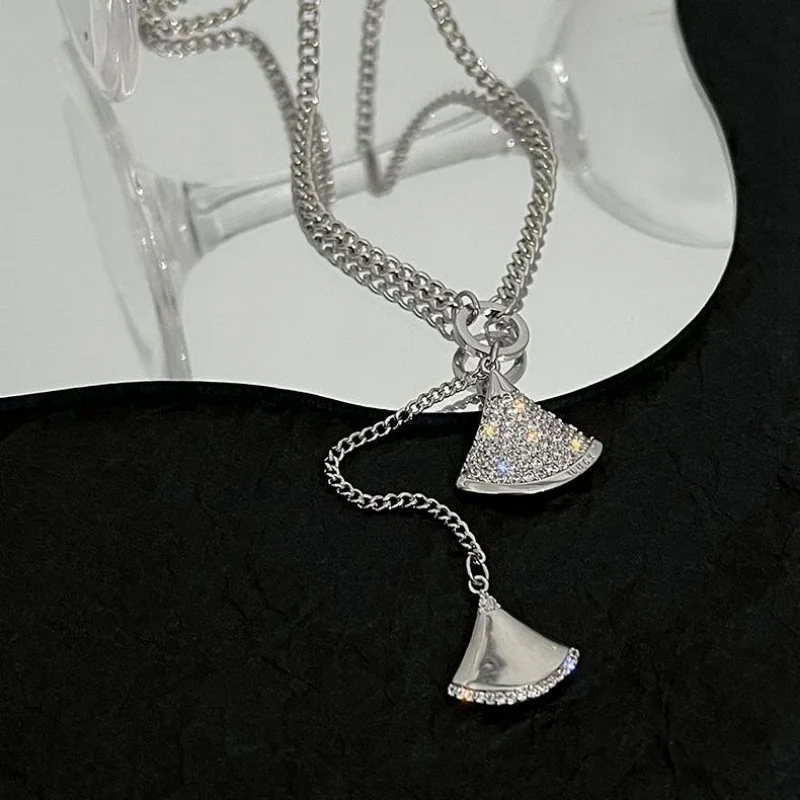 Draweye Sweaters Chains Fanshaped Metal Necklaces for Women Ins Chokers Luxury Cool Jewelry Vintage Fashion Pendant Necklace