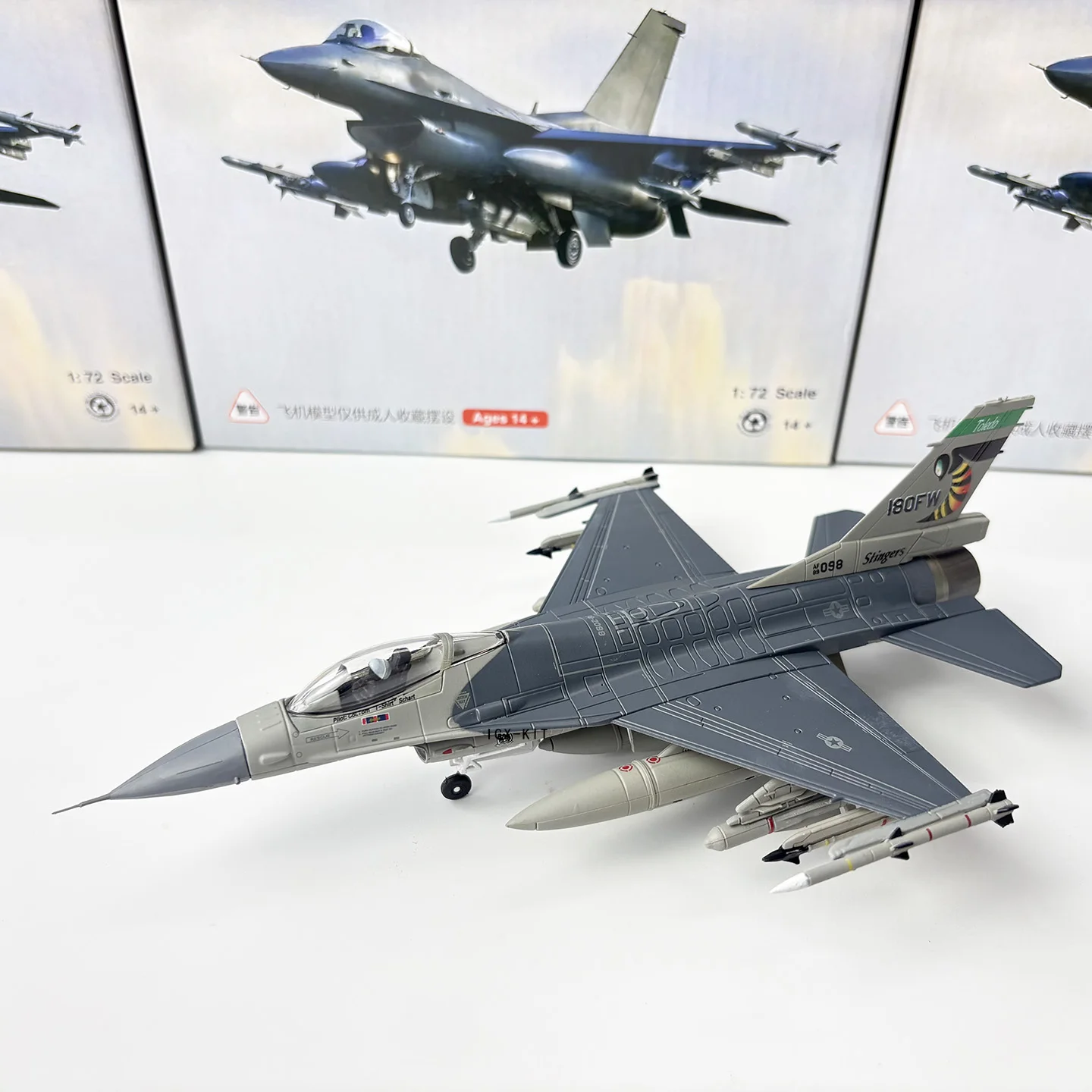 Фото Масштабная модель военного самолета F-16C ВВС США, 1/72, истребитель эскадрильи Stinger, готовая коллекционная модель из литого металла, украшение №5