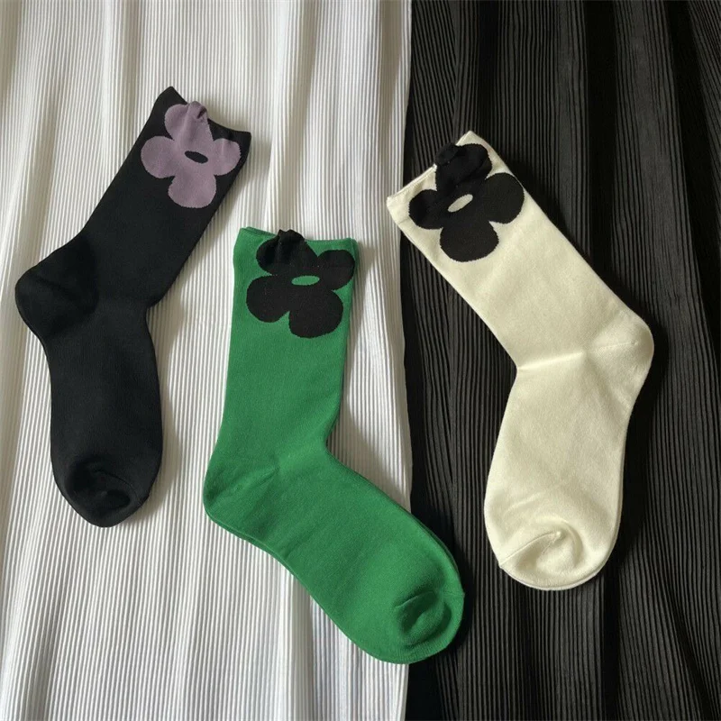 New socks female three-dimensional big flowers cute mid-tube spring and autumn Korean version Japanese ins tide black and white