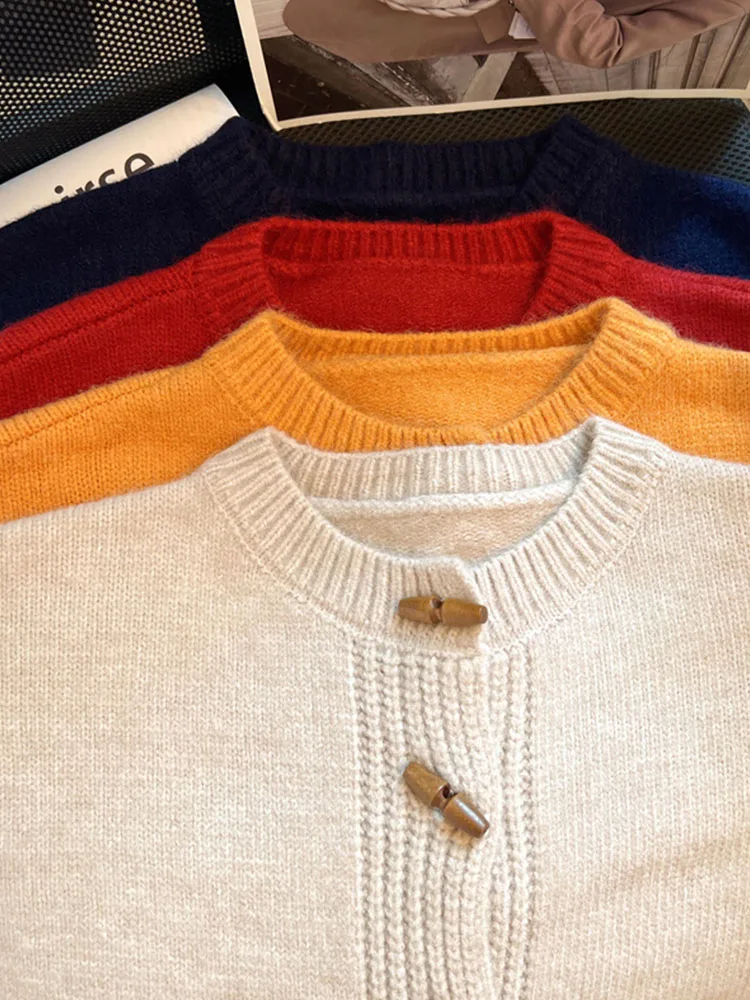 Женский трикотажный кардиган с круглым вырезом длинным рукавом и пуговицами