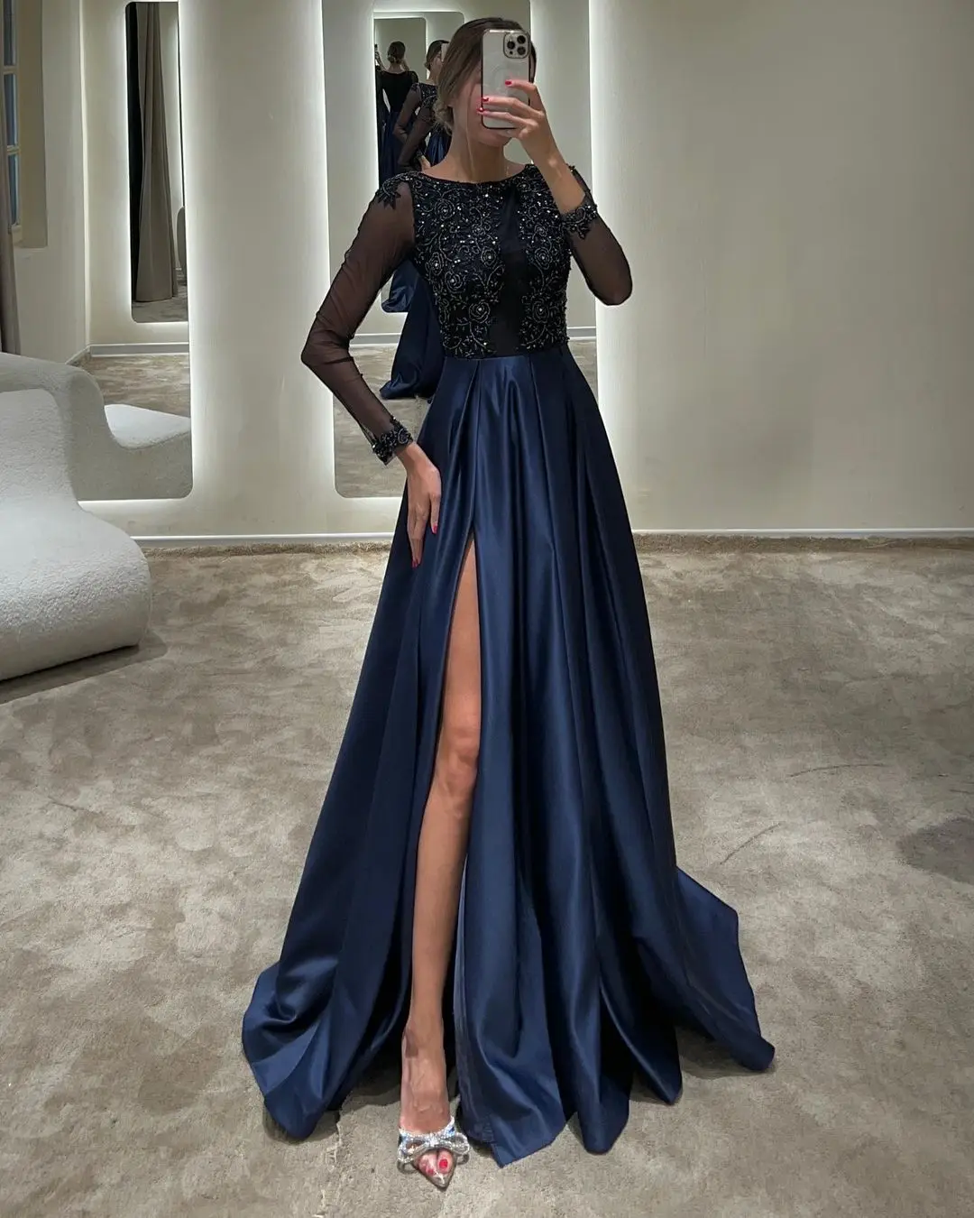 

Платье с длинным рукавом и цветочным кружевом